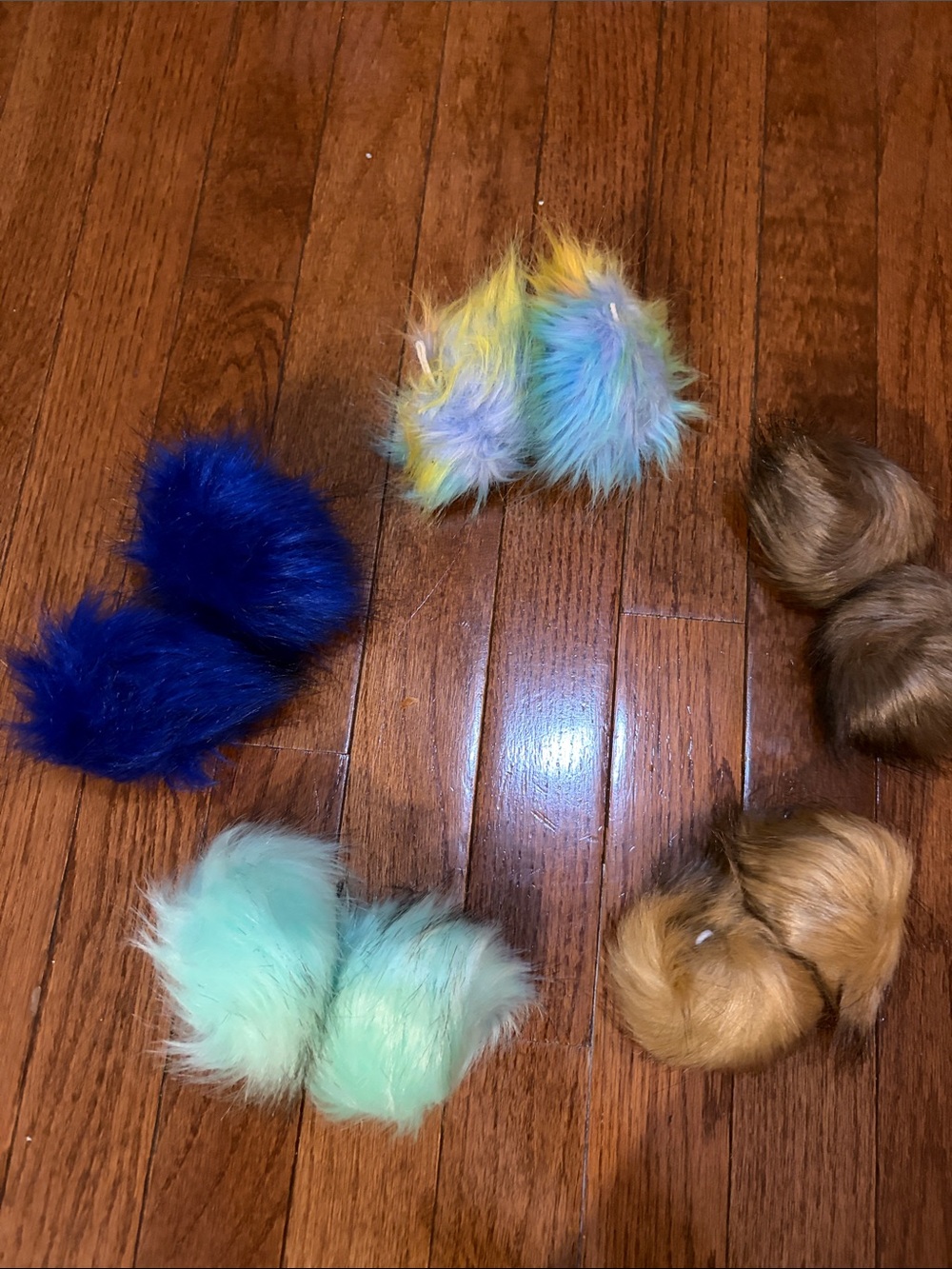 Rollerskate/blade Fur Pom Poms!!